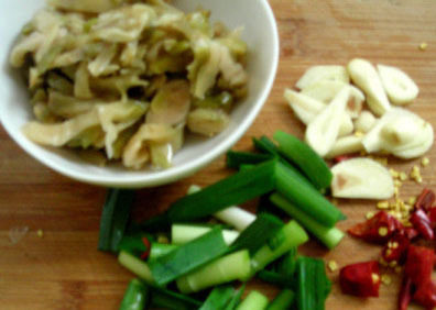香辣榨菜肉丝,将肉洗干净，切成片，和水淀粉、盐搅拌均匀。<a style='color:red;display:inline-block;' href='/shicai/ 722'>榨菜</a>从袋中取出备用；将<a style='color:red;display:inline-block;' href='/shicai/ 2794'>大蒜</a>切成片，<a style='color:red;display:inline-block;' href='/shicai/ 85026'>青蒜苗</a>切成小节