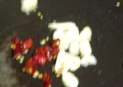 香辣榨菜肉丝,将油烧至7成热，加<a style='color:red;display:inline-block;' href='/shicai/ 86474'>干辣椒</a>、大蒜爆香