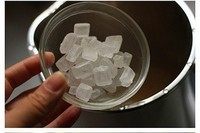 雪梨银耳羹,打好后趁热放入冰糖，搅拌放置5-10分钟冰糖自己就化开了