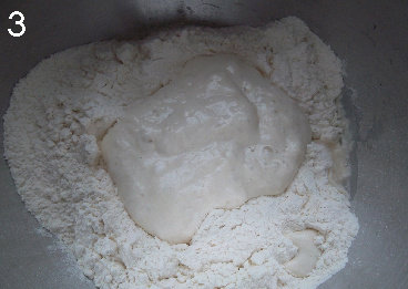 法式面包Fougasse 香油蓝乳酪版,加入面包粉。小心加入天然酵母,让天然酵母与水不要有直接接触