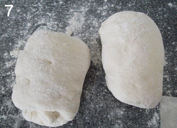 法式面包Fougasse 香油蓝乳酪版,将面团分成两份,每份分别折两次三折。静置15分钟