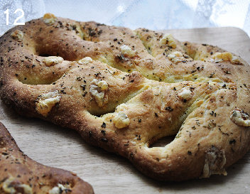 法式面包Fougasse 香油蓝乳酪版,放入预热好的烤箱,230度带蒸汽烤10分钟,关掉蒸汽,再烤约20-25分钟即可