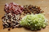 培根杂菜栗子饭,材料们。<a style='color:red;display:inline-block;' href='/shicai/ 667'>栗子</a>，<a style='color:red;display:inline-block;' href='/shicai/ 443'>培根</a>，<a style='color:red;display:inline-block;' href='/shicai/ 230'>香菇</a>，<a style='color:red;display:inline-block;' href='/shicai/ 3508'>卷心菜</a>。如图的处理一下，切粒什么的。