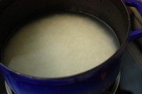 培根杂菜栗子饭,米洗干净，加入平时煮饭的水量。