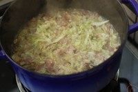 培根杂菜栗子饭,如果你也是用铸铁锅做，那么就大火，水烧开。