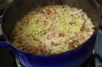 培根杂菜栗子饭,转中小火至水份收干，打开锅盖观察一下。关火焖上10分钟就可以了。