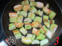 肉酱焗茄子,平底锅中放入适量<a style='color:red;display:inline-block;' href='/shicai/ 851'>橄榄油</a>,放入茄子,中火煎,一面煎黄再翻另一面,中间根据茄子的吸油程度适当加油。
煎至两面都软并呈现出金黄色的斑块即可。