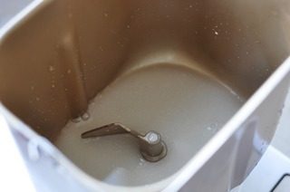 海陆双汇披萨,温水融化<a style='color:red;display:inline-block;' href='/shicai/ 731'>酵母</a>，盐，<a style='color:red;display:inline-block;' href='/shicai/ 3729'>白糖</a>，加入面粉揉光滑