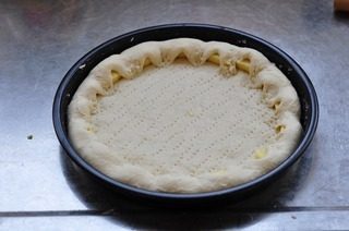 海陆双汇披萨,擀开铺在披萨盘中