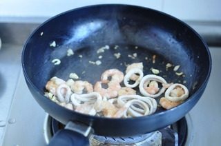 海陆双汇披萨,蘑菇盛出倒入<a style='color:red;display:inline-block;' href='/shicai/ 29'>洋葱</a>，<a style='color:red;display:inline-block;' href='/shicai/ 300'>虾</a>，<a style='color:red;display:inline-block;' href='/shicai/ 345'>鱿鱼</a>一起炒一下，调入盐，胡椒粉备用