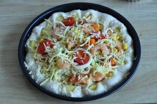 海陆双汇披萨,最下面开始，依次：披萨酱，奶酪，蘑菇，鸡肉，虾，鱿鱼，奶酪，<a style='color:red;display:inline-block;' href='/shicai/ 8789'>杂菜</a>，小番茄，奶酪。200度预热，中层，15——20分钟