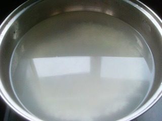 西芹火腿粥,锅里放足量水,把米倒入锅中