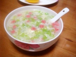 西芹火腿粥,盛入碗中,即可享用