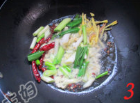 炒花蛤,锅中放入油烧热，下入葱姜蒜、蒜碎、花椒、辣椒大火炒香。