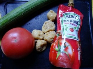 番茄丝瓜鱼面筋,切好的<a style='color:red;display:inline-block;' href='/shicai/ 57'>丝瓜</a>加入适量盐,腌制一下洗净