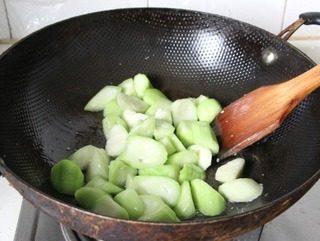 番茄丝瓜鱼面筋,锅中油热,下人丝瓜翻炒盛出