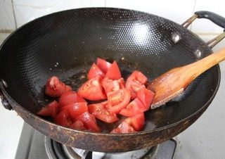 番茄丝瓜鱼面筋,锅中余油,放入<a style='color:red;display:inline-block;' href='/shicai/ 59'>番茄</a>翻炒