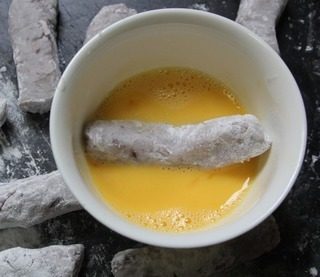 黄金芋泥卷,把芋条蘸入蛋液