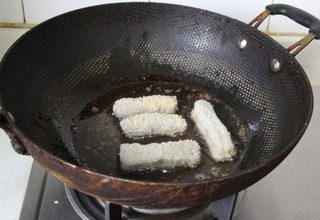 黄金芋泥卷,入油锅中火炸至金黄色捞出