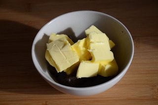 浓情布朗尼,<a style='color:red;display:inline-block;' href='/shicai/ 887'>黄油</a>室温软化，和黑巧克力一起切成小块，放入碗中