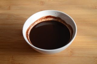 浓情布朗尼,隔水加热不断搅拌，融化成液态，放置一边冷却到30度左右