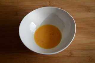 浓情布朗尼,鸡蛋磕入碗中，轻轻打散即可，不要打出泡沫