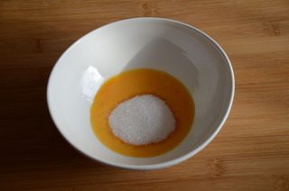 浓情布朗尼,加入细砂糖，拌匀