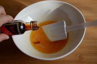 浓情布朗尼,滴几滴<a style='color:red;display:inline-block;' href='/shicai/ 780'>香草精</a>，拌匀