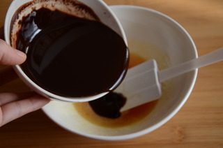 浓情布朗尼,将冷却的巧克力酱倒入<a style='color:red;display:inline-block;' href='/shicai/ 59311'>鸡蛋液</a>中，拌匀