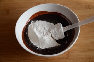 浓情布朗尼,筛入<a style='color:red;display:inline-block;' href='/shicai/ 550'>高筋面粉</a>，拌匀即可，不要过度搅拌