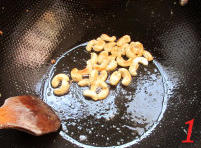 虾酱炒鸡蛋,锅中放入油和<a style='color:red;display:inline-block;' href='/shicai/ 669'>腰果</a>,开小火炒至金黄盛出备用。