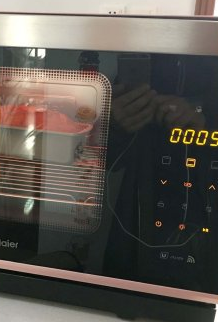 香蕉核桃磅蛋糕,170度,15分钟后取出,在中间划上一道线然后放回烤箱继续烤40分钟左右,时间温度按模子大小不同自行调整