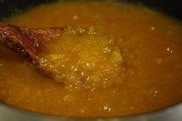 橙子果酱,然后开到中大火继续煮,不时的搅拌。熬到粘稠即可。这个不用小火熬,时间上是比较快的。味道也很好。