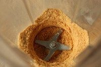 花生酱,先把花生米打成粉末。
