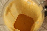 花生酱,如果喜欢吃带有颗粒感的花生酱,可以先留下一小部分花生碎末,最后加入搅拌机稍打一会就行了。