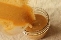 花生酱,这个是甜口的,明早抹贝果吃~