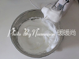 香浓巧克力杯子蛋糕 ,将细砂糖分次加入<a style='color:red;display:inline-block;' href='/shicai/ 1117'>蛋白</a>中,用电动蛋蛋器打至湿性状态(拉出弯钩)。