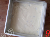 椰香坚果乳酪条,倒入奶酪糊,用刮板刮平。