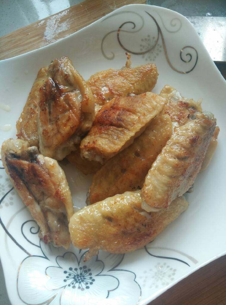 可乐鸡翅,倒入油  将翅中两面煎黄