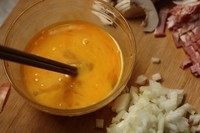 蘑菇蛋卷,鸡蛋打散。要说有什么小贴士的话,就在这里了,鸡蛋不要过度的打,只要顺时针的搅拌均匀,不然打入过多的空气,一煎就会蓬松起来不好卷~