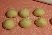 砂糖餐包,分割成均匀的小面团,约60g/个,醒发10分钟