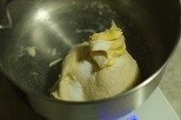 蒜香餐包,加入黄油和盐继续揉到扩展阶段(扩展阶段的面团用手撑开时无法形成很透的薄膜,撕裂时有锯齿状,面团表面光滑,有弹性。)