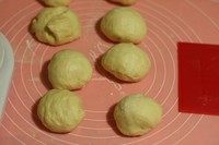 蒜香餐包,分割成均匀的小面团,约60g/个,醒发10分钟