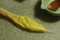 蒜香餐包,准备黄油50g,蒜蓉25g,盐少许。如果盐量不好掌握,可以用有盐黄油。黄油室温软化,和蒜蓉,盐拌匀在一起,放入裱花袋