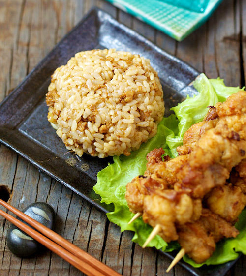 鸡腿肉定食,将炸好的鸡腿肉块复炸一遍至金黄色。将煮好的<a style='color:red;display:inline-block;' href='/shicai/ 507'>米饭</a>和肉糜均匀搅拌,稍用力捏成饭团,另配爽口小菜即可享用