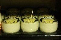 经典奶酪布丁,150度水浴法烤30到40分钟。插一根牙签进去,站住了就好了。关掉烤箱后不要急着拿出来,在烤箱里放一个小时之后拿出