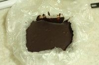 PH盐之花巧克力磅蛋糕,夹心用巧克力块:黑巧克力160g,盐之花2g。巧克力切成小块隔水融化,放凉些后加入盐之花拌匀。用个小一点的容器包上保鲜膜放入巧克力,放入冰箱冷藏定型。