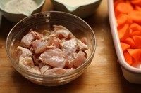 奶油炖菜,鸡腿去骨,切成一口大小,用少许盐,现磨白胡椒粉,姜蓉腌制30分钟或者过夜。
(冰鲜的鸡腿有腥味,加些姜蓉腌制可以去除。)