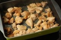 奶油炖菜,鸡腿表面裹上薄薄一层的面粉,煎到表面熟盛出备用。