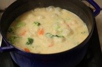 奶油炖菜,继续煮5分钟,期间要一直搅拌避免粘锅。西兰花煮熟后,试试味道,加些盐和现磨白胡椒调味即可。加少许的鸡精来提提味儿也不错。如果不想放鸡精,可以加几滴的生抽。喜欢奶香再浓郁一些的,可以加些淡奶油。汤汁不要收的太多,水不够还要补充一些。放凉之后汤汁会更浓些。